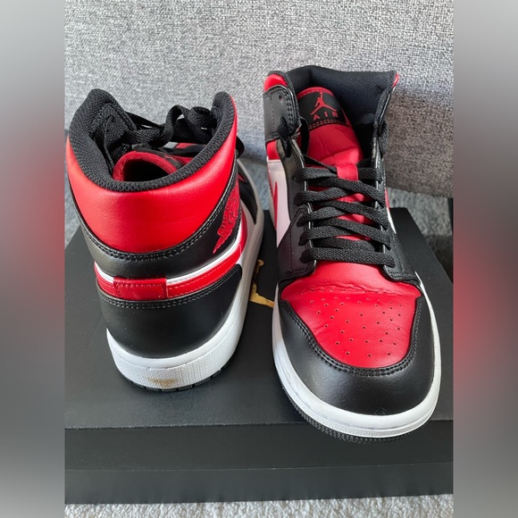 Men’s Nike Air Jordan 1 Mid White Black Red Size 9US - Picture 4 of 8